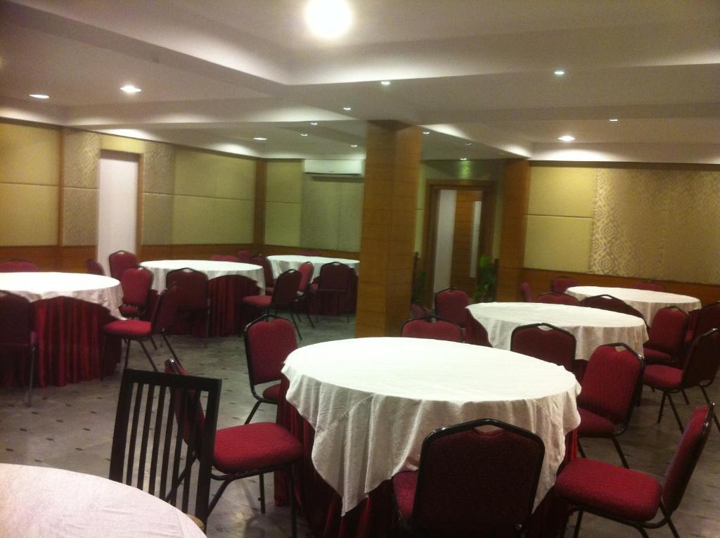 Oyster Airport Hotel Hyderabad Exterior photo
