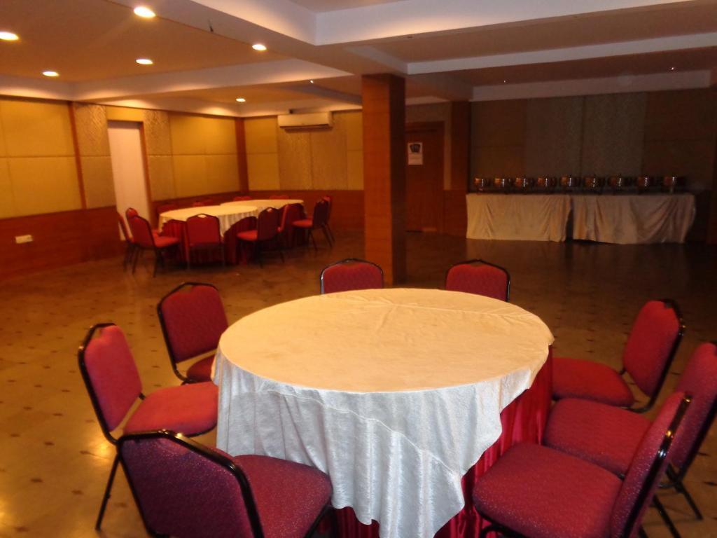 Oyster Airport Hotel Hyderabad Exterior photo